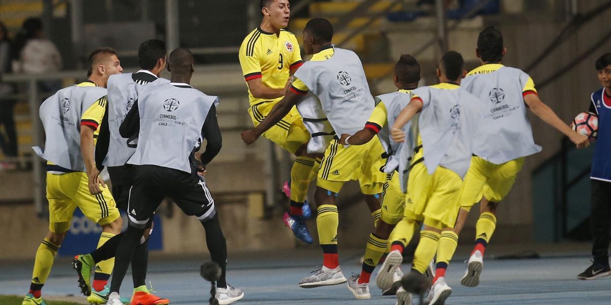 Los jugadores de Colombia celebran la clasificación.