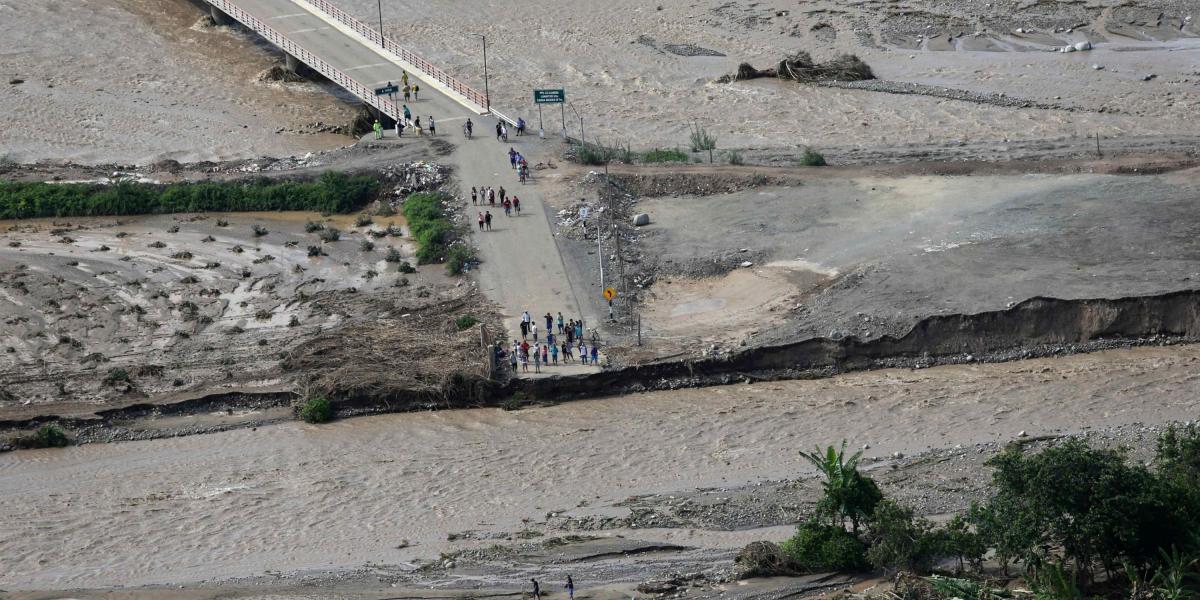 Fotografía de un grupo de pobladores pidiendo ayuda al quedar incomunicados. La crecida del río Virú se llevó el puente.