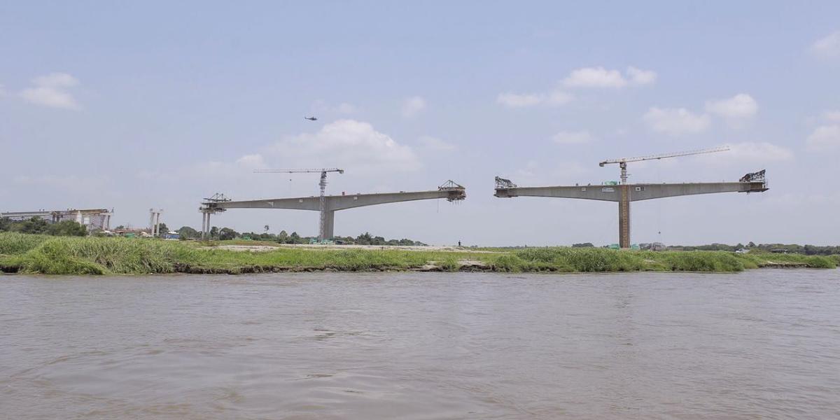 En primer plano, el río Magdalena; como telón de fondo, la obra que permitirá la conexión entre la Ruta Sol y la Troncal de Occidente.