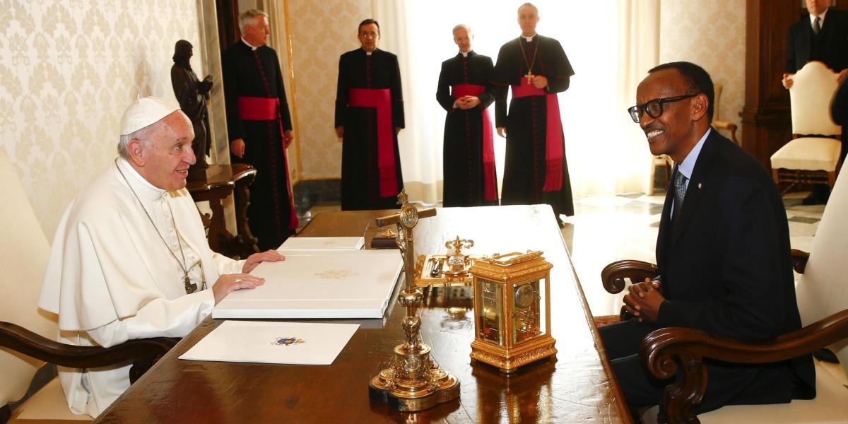 El papa Francisco (i) conversa con el presidente de Ruanda, Paul Kagame, durante una audiencia privada en el Vaticano.