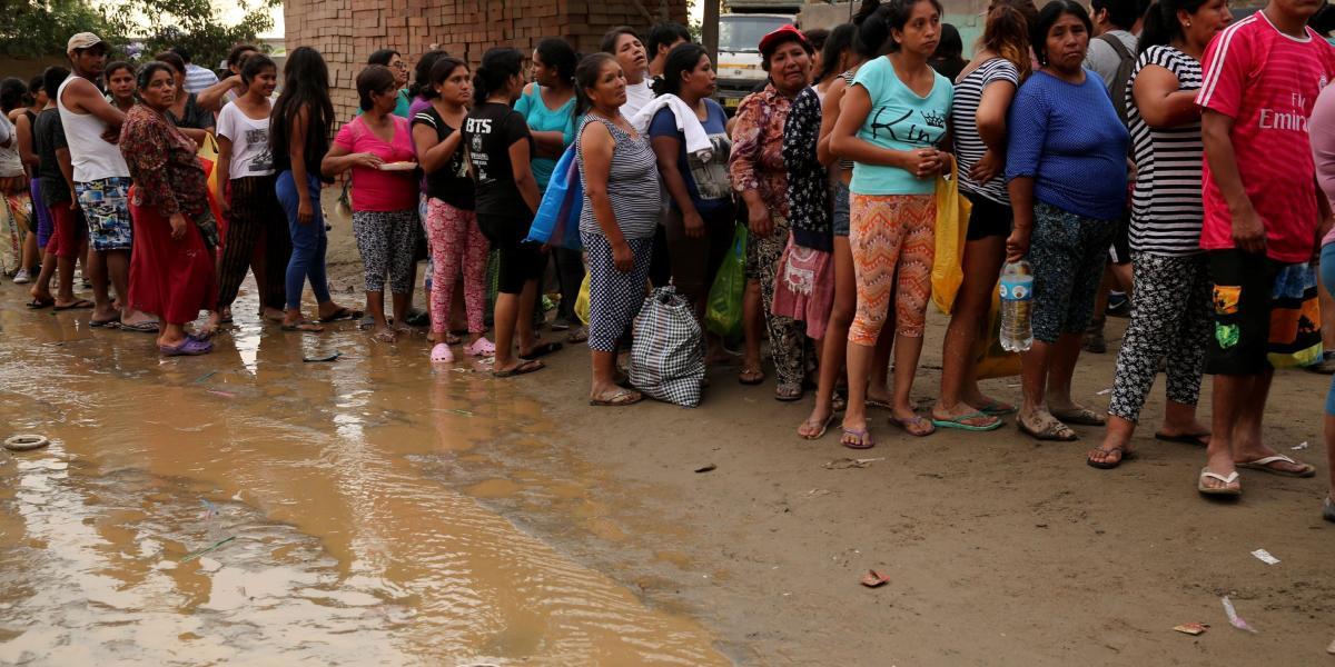 Miles de damnificados peruanos esperan la ayuda humanitaria enviada desde diferentes países.
