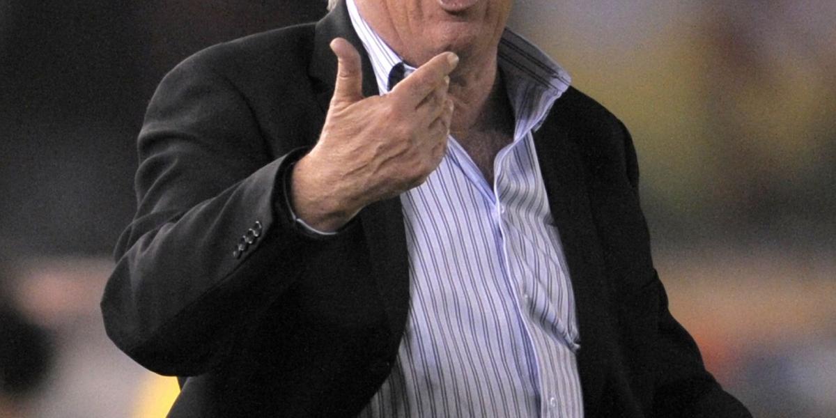 Como entrenador dirigió diversos clubes de su país -entre ellos Boca Juniors y Racing Club- y fue seleccionador de la albiceleste entre 1991 y 1994 y de 2006 a 2008.