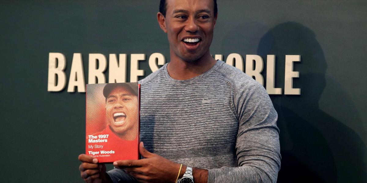 El golfista estadounidense Tiger Woods exhibe la copia de su nuevo libro 'The 1997 Masters: My Story' (Los Maestros 1997: Mi Historia', que acto efectuado en New York.