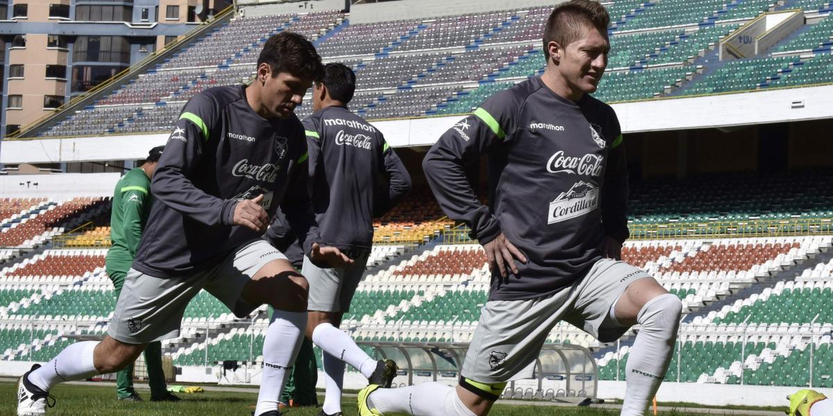 Alejandro Chumacero (der.) y Ronald Raldes lideraron el entrenamiento matutino de la selección de Bolivia, en La Paz, previo a su viaje a Barranquilla, este miércoles.