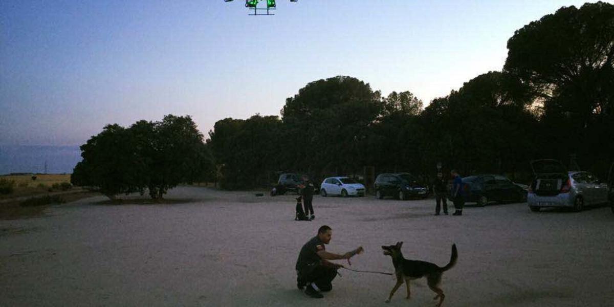 Drones con cámaras térmicas hacen seguimiento al equipo de rescate canino.