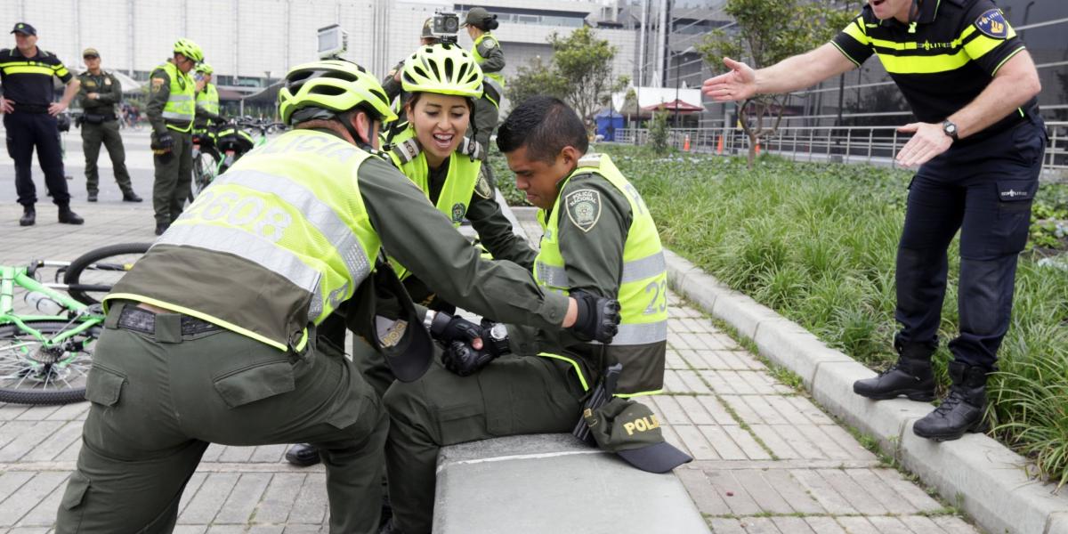 Bajo la guía de los agentes invitados, policías de Bogotá practicaron mecanismos para neutralizar a asaltante y otros bandidos.
