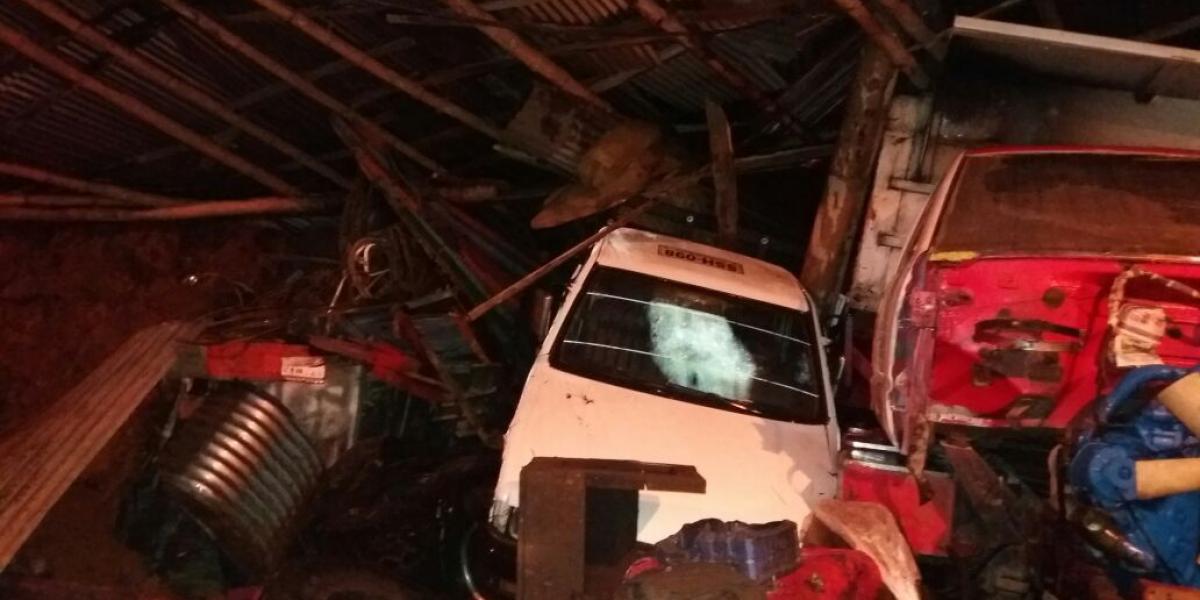 Cuatro vehículos resultaron dañados por un deslizamiento que afectó al taller automotor donde estaban, en Manzanares, Caldas.