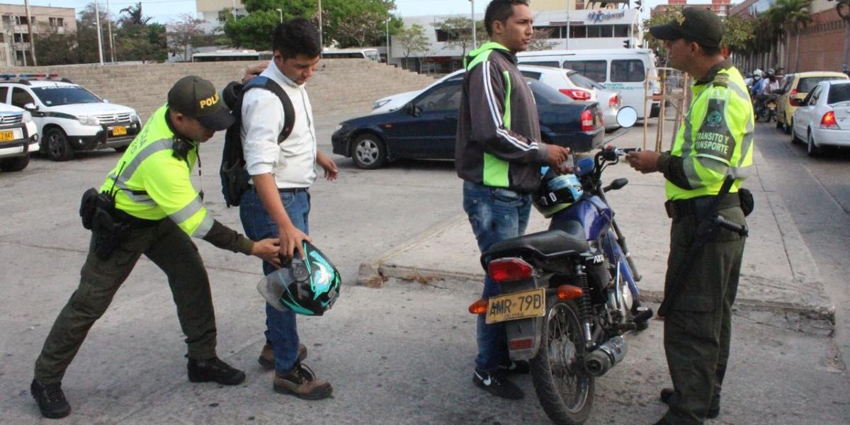 La Policía intensificó las requisas de motociclistas en toda el parea metropolitana de Barranquilla.