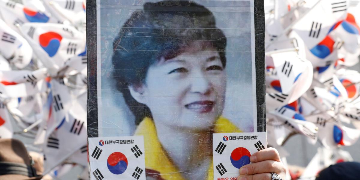 Un partidario de la líder derrocada de Corea del Sur, Park Geun-hye, sostiene el retrato de Park durante una manifestación frente a la fiscalía en Seúl.