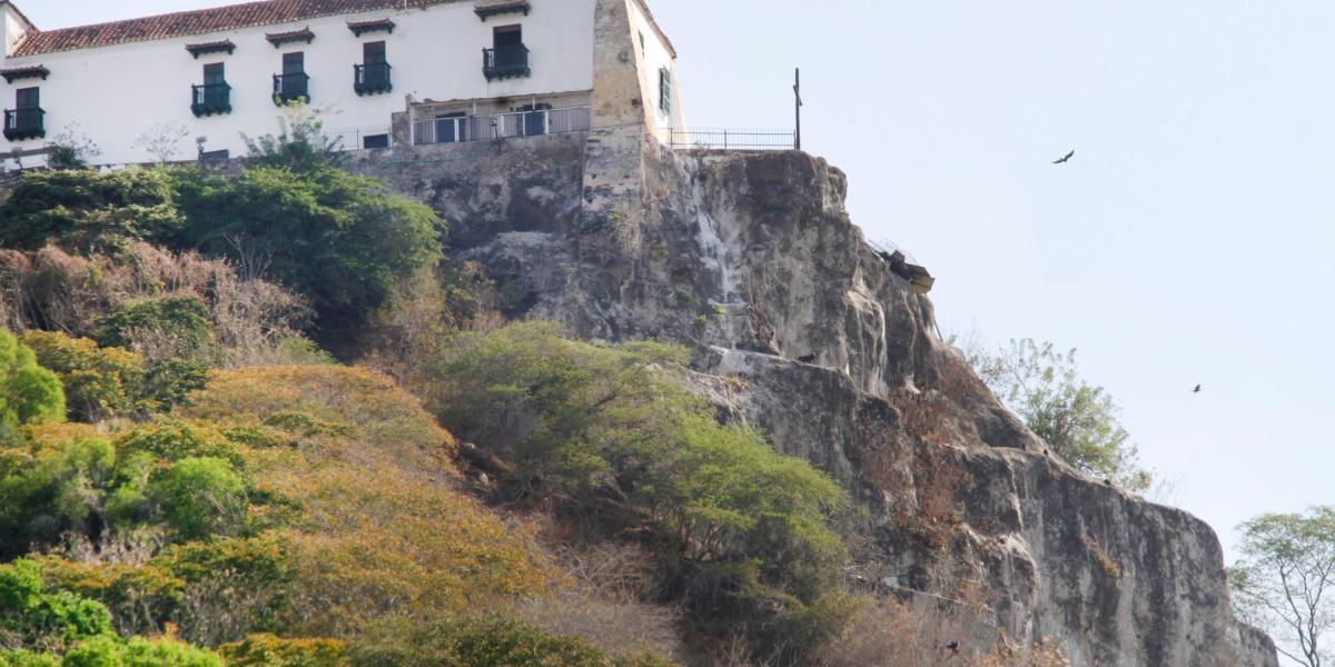La Piedra del Salto del Cabrón en el Cerro de la Popa podría causar una tragedia si no es intervenida la zona.