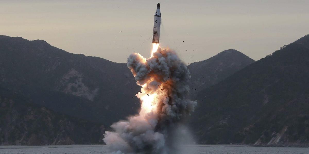 Lanzamiento de prueba de un misil balístico submarino, en un lugar sin identificar, en Corea del Norte.