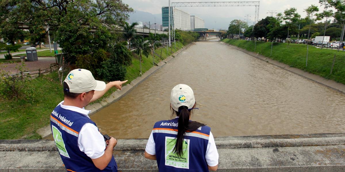 Funcionarios de la Unidad de Atención a Emergencias Ambientales comienzan, desde las 6:00 a. m.. labores de monitoreo al río.