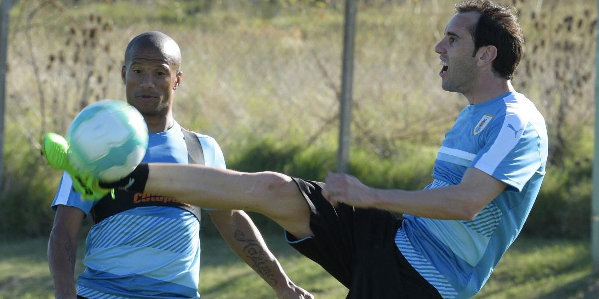 Diego Godin (der.) y Carlos Sanchez, durante una de las prácticas de la Selección de Uruguay previo al juego contra Brasil en Montevideo.