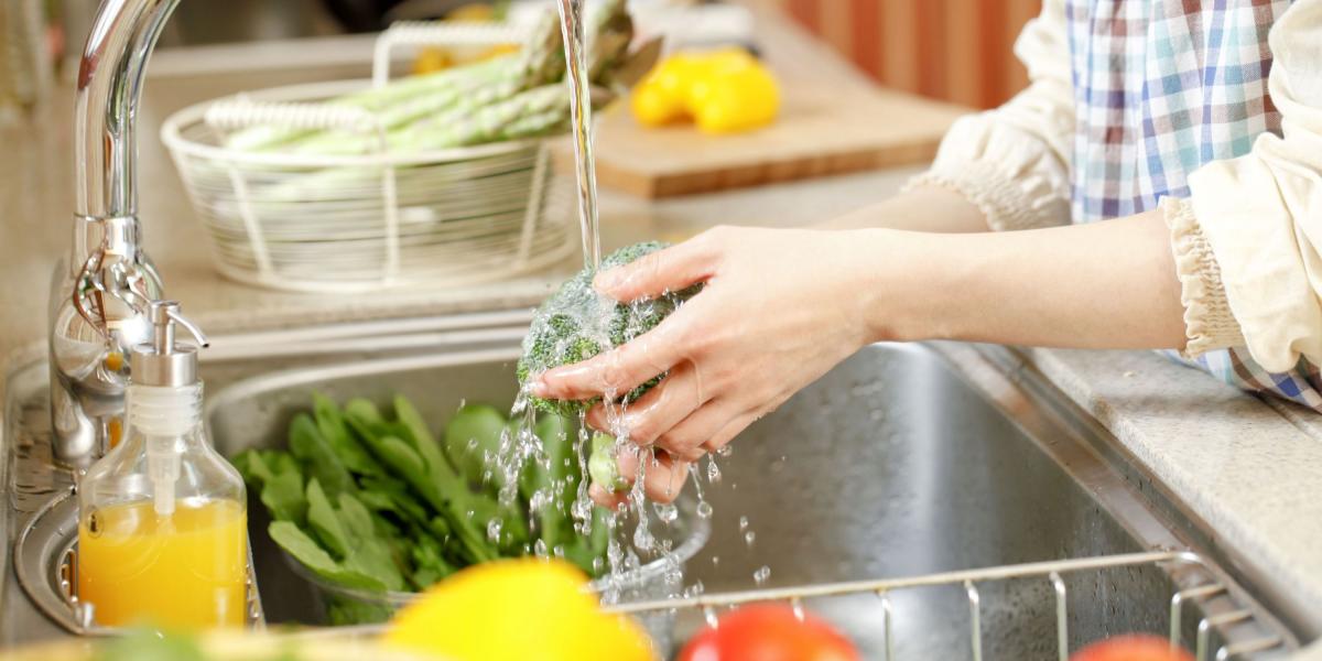 Lave los vegetales y las frutas en un tazón y no bajo el grifo abierto.