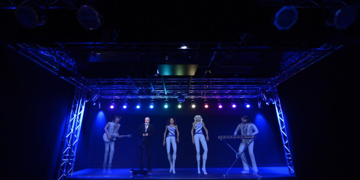 En el 2013, en Estocolmo, un hombre cantó karaoke con un holograma con miembros del grupo ABBA.