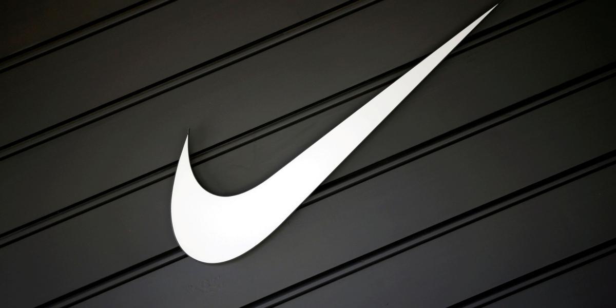 Nike, multinacional estadounidense dedicada a la producción de indumentaria deportiva.