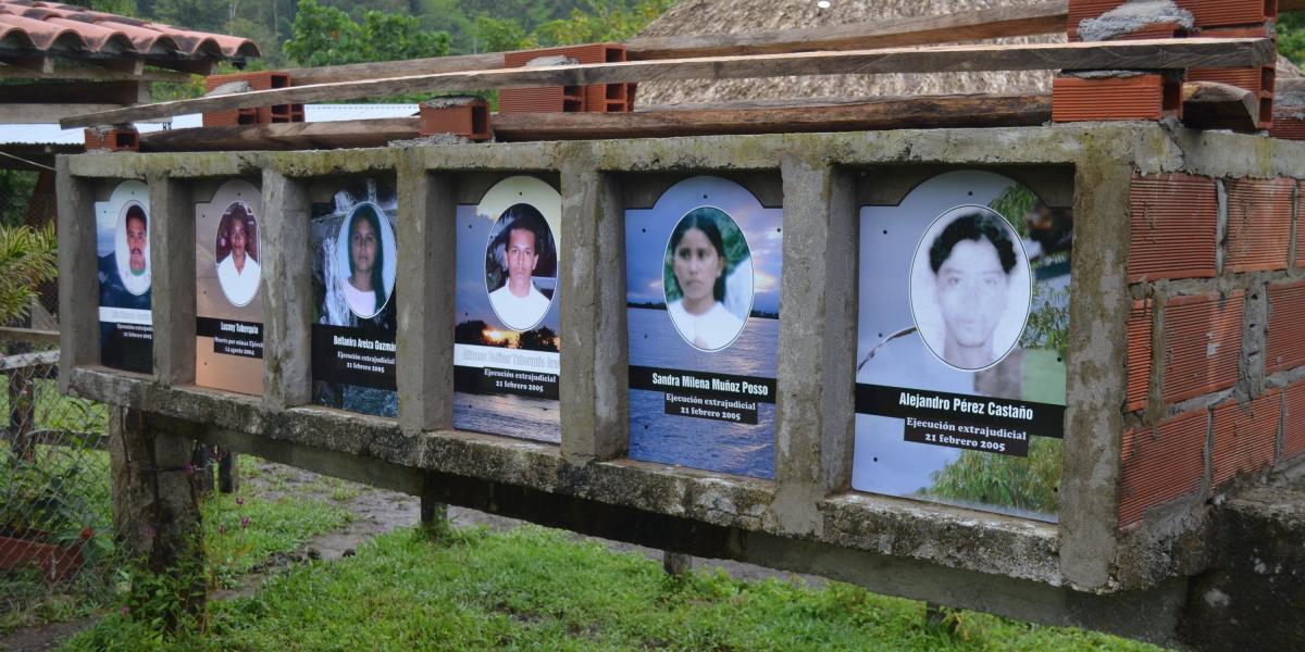 La comunidad creó este cementerio para recordar a las víctimas con fotografías de sus rostros.