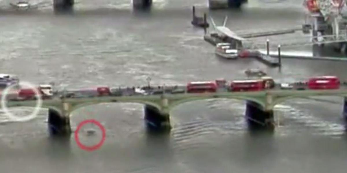 Una cámara de seguridad muestra a la distancia cómo el atacante, a toda velocidad, se sube a un andén del puente de Westminster y arrolla a un gran número de peatones. El impacto fue tan fuerte que una mujer cayó al río.