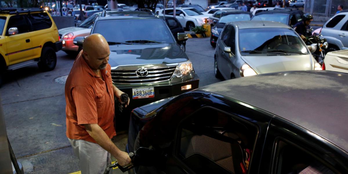 Falta de gasolina en ciudades venezolanas ocasiona largas filas.