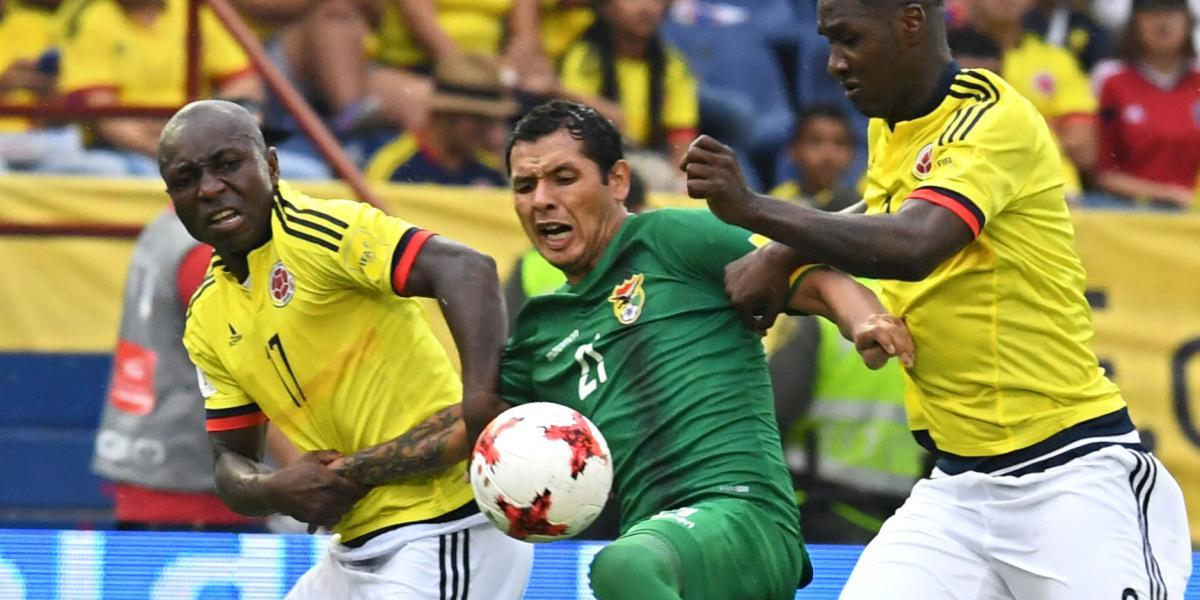 Pablo Armero (izq.) y Cristian Zapata (der.) cumplieron una buena labor defensiva en el juego contra Bolivia, en juego disputado en el estadio Metropolitano de Barranquilla.