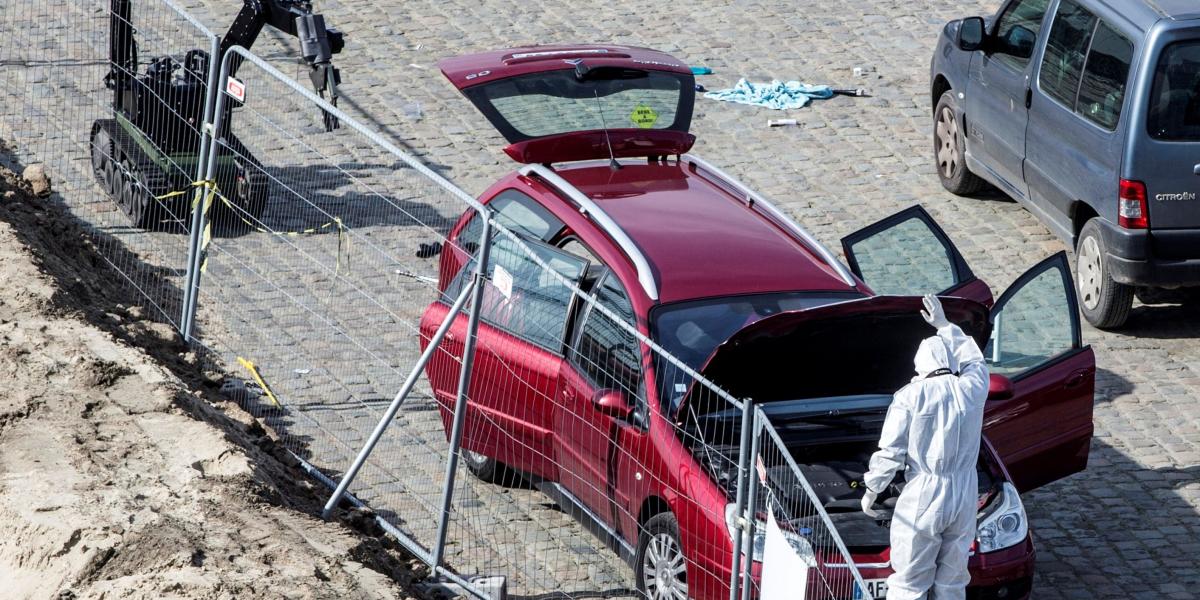 La policía inspecciona el auto que conducía en Amberes un hombre cuya acción se calificó como intento de atentado terrorista.