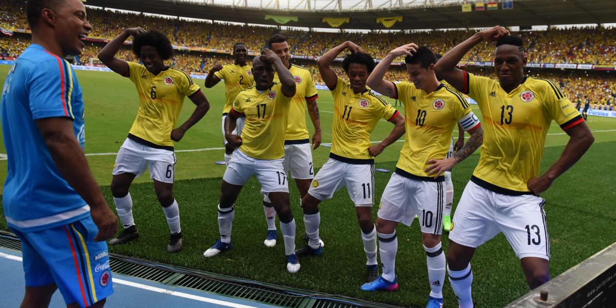 Los jugadores de la Selección Colombia celebran el gol.