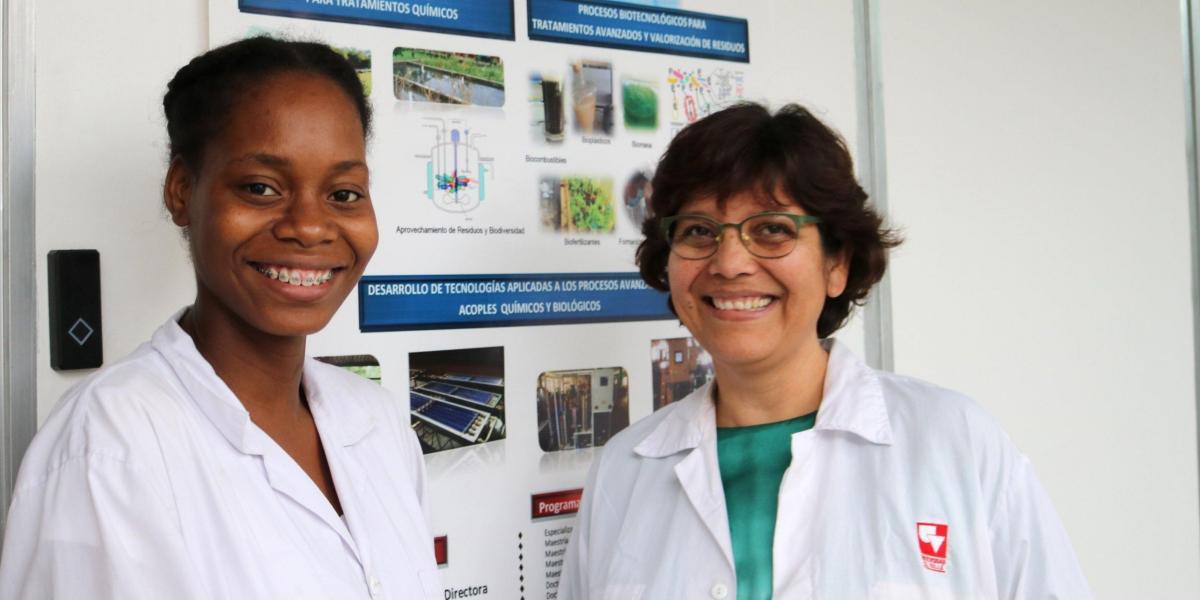 Paola Andrea Asprilla Carabali, estudiante de Biología en Univalle junto a su profesora.