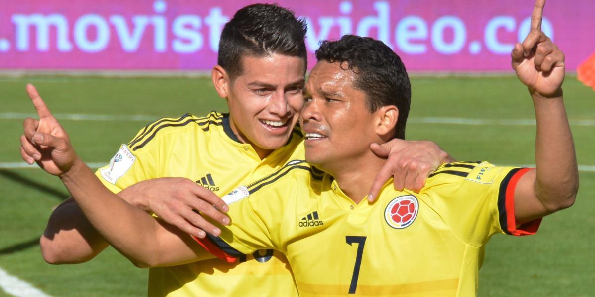 Carlos Bacca y James Rodríguez celebran uno de los goles frente a Bolivia en La Paz.