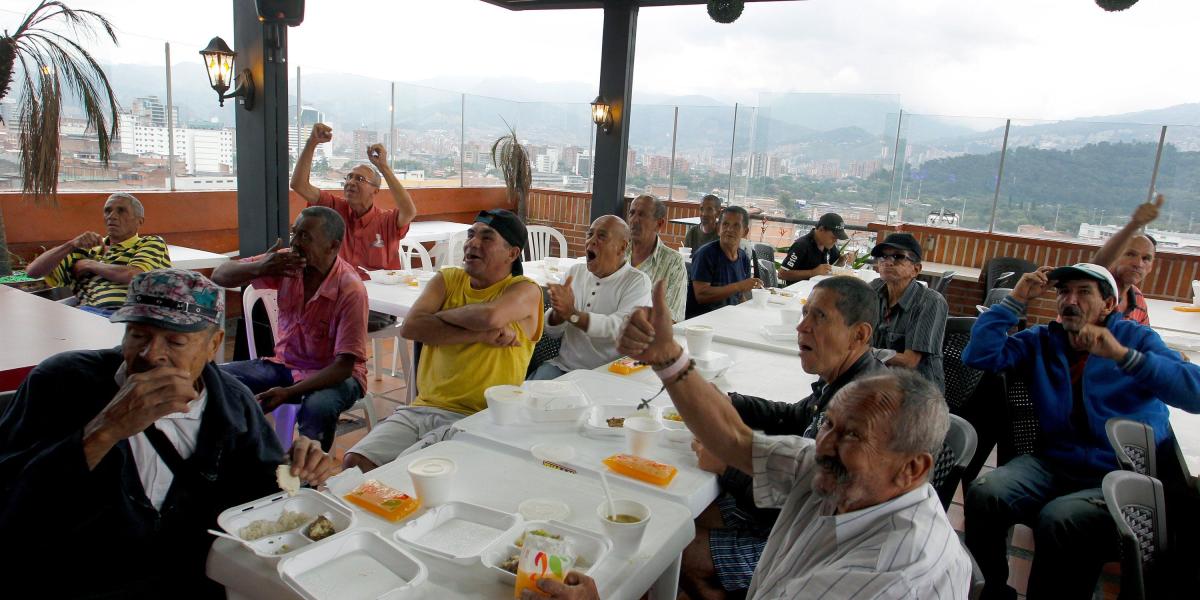 En el hotel La Paz, que funciona como dormitorio social, hay 140 personas mayores que se benefician.