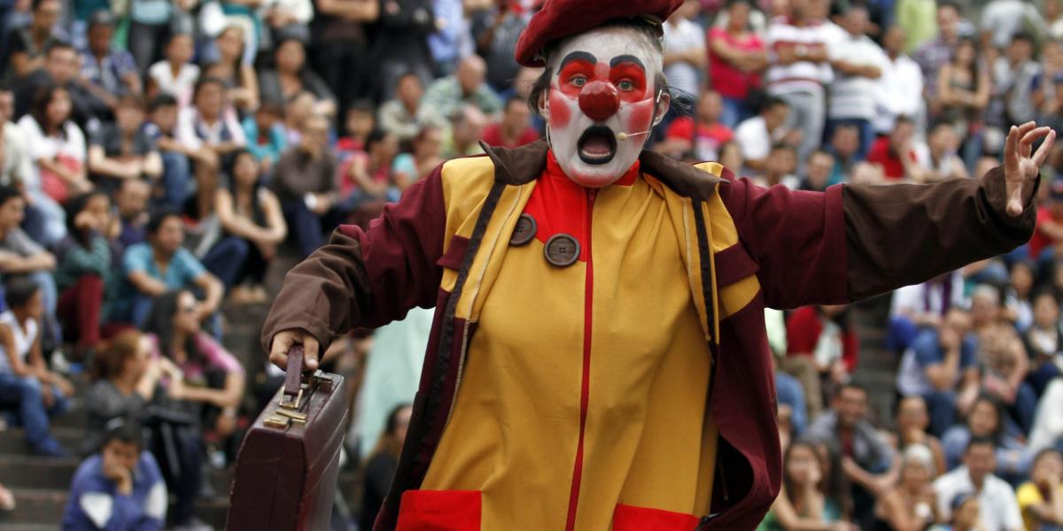 Presentación de 'clown' (payasos) del grupo Caza Retasos en la Plaza de Bolívar de Manizales.