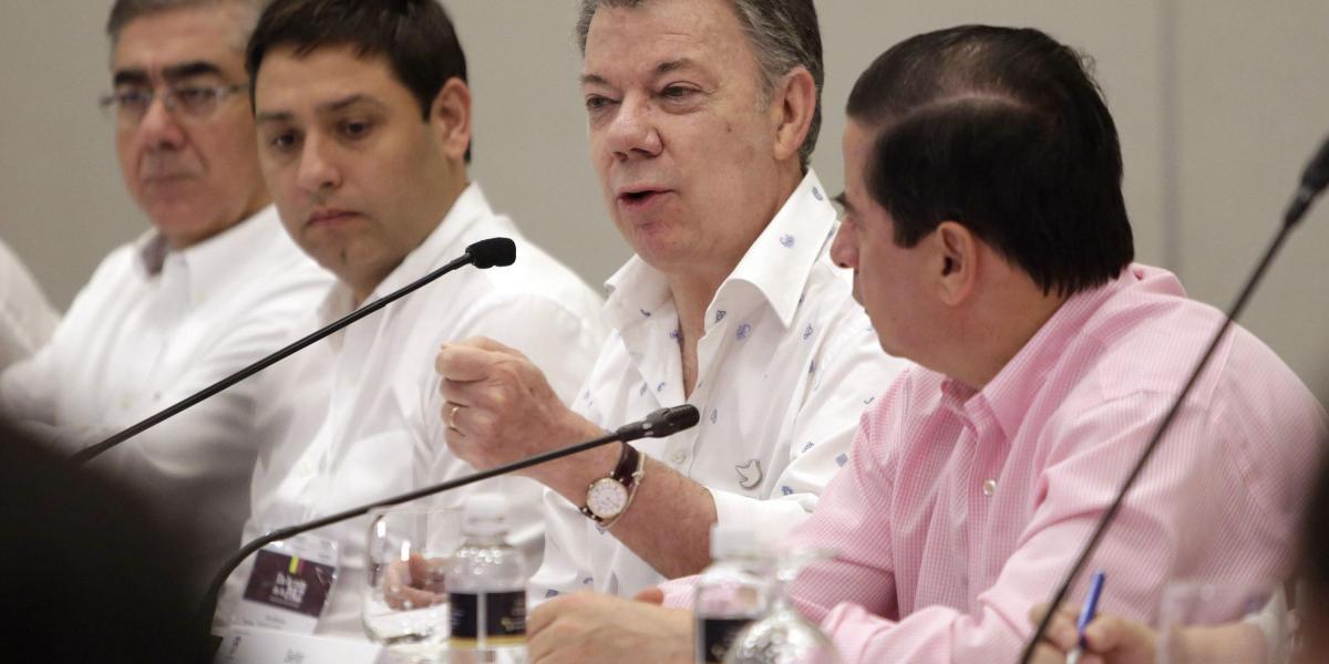 El presidente Juan Manuel Santos; el ministro del Interior, Juan Fernando Cristo, y el presidente del Congreso, Mauricio Lizcano, asistieron a la presentación del informe de la Misión Electoral Especial.
