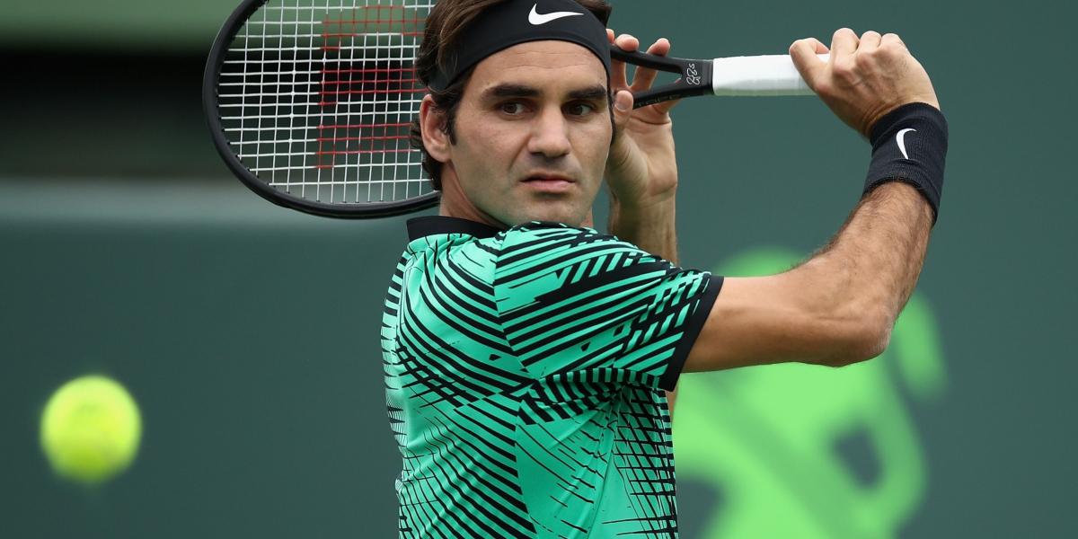 Roger Federer, en acción del juego contra el estadounidense Frances Tiafoe, en el Crandon Park Tennis Center en Key Biscayne, Florida (EE. UU.).