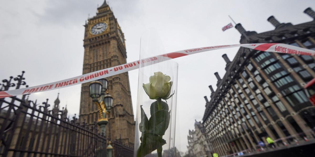 Una flor rinde homenaje a las víctimas del ataque terrorista del 22 de marzo junto al palacio de Westminster, en el centro de Londres.