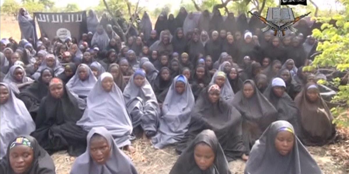 El grupo terrorista Boko Haram secuestró, en abril de 2014, a 275 niñas en la Escuela Secundaria en Chibok,Nigeria.