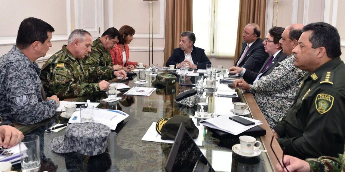 El presidente Juan Manuel Santos se reunió con los altos mandos militares para buscar una solución al incidente.