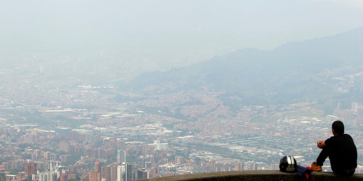 Por estos días cuesta ver a Medellín desde el mirador de Las Palmas, debido a la densa capa de esmog que la cubre.