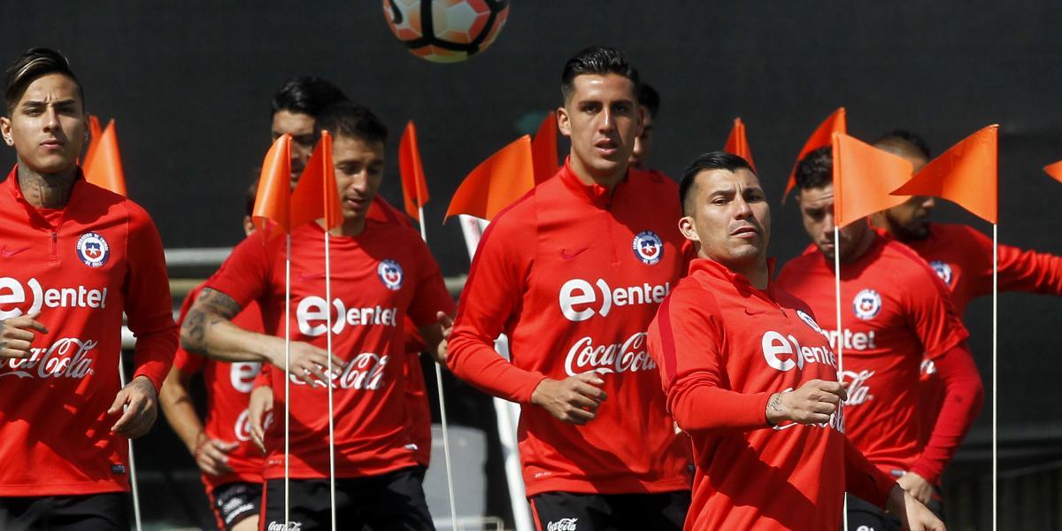 Los jugadores de la selección de Chile entrenaron en la mañana, con algo de retraso, de cara al juego del martes contra Venezuela.