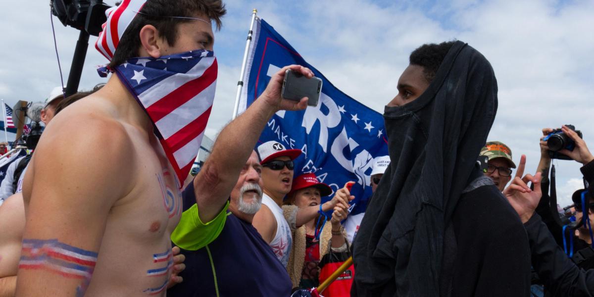 Opositores se enfrentan con seguidores de Trump en una marcha en Huntington Beach, California.