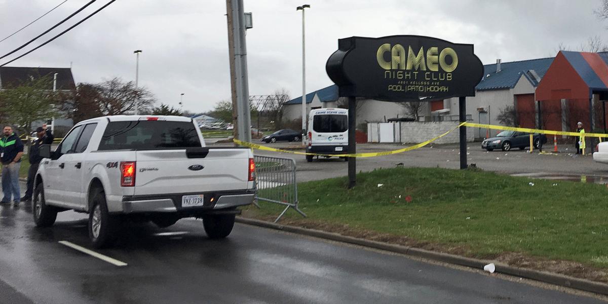 La policía acordonó el club nocturno Cameo, en Cincinnati, donde en un tiroteo murió una persona y 15 resultaron heridas.