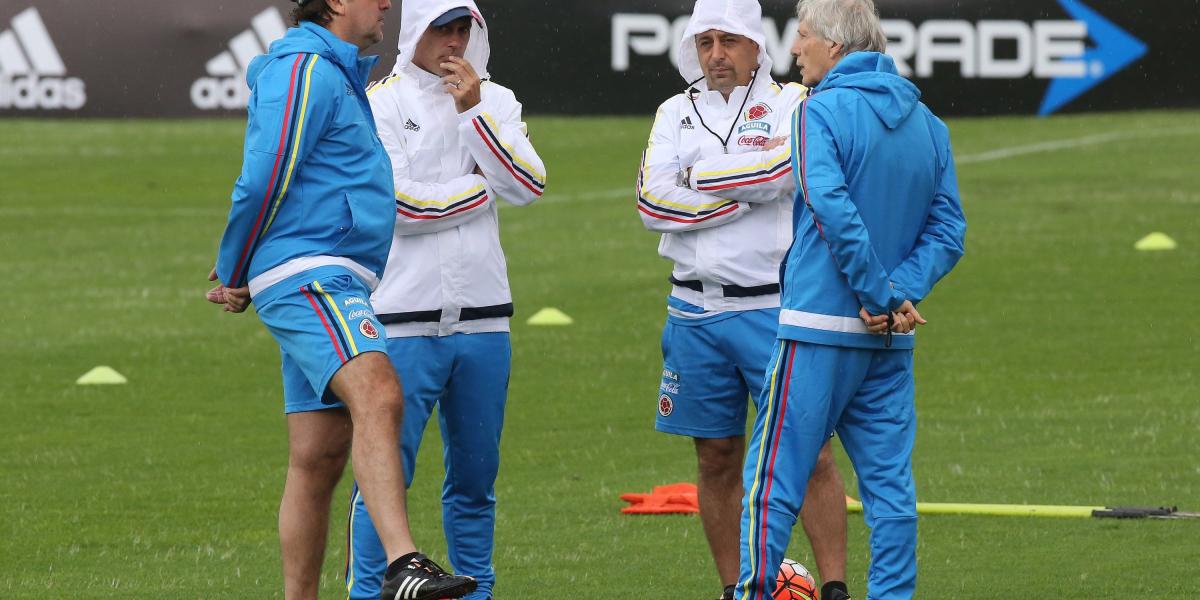 El cuerpo técnico de la Selección Colombia mira posibilidades.