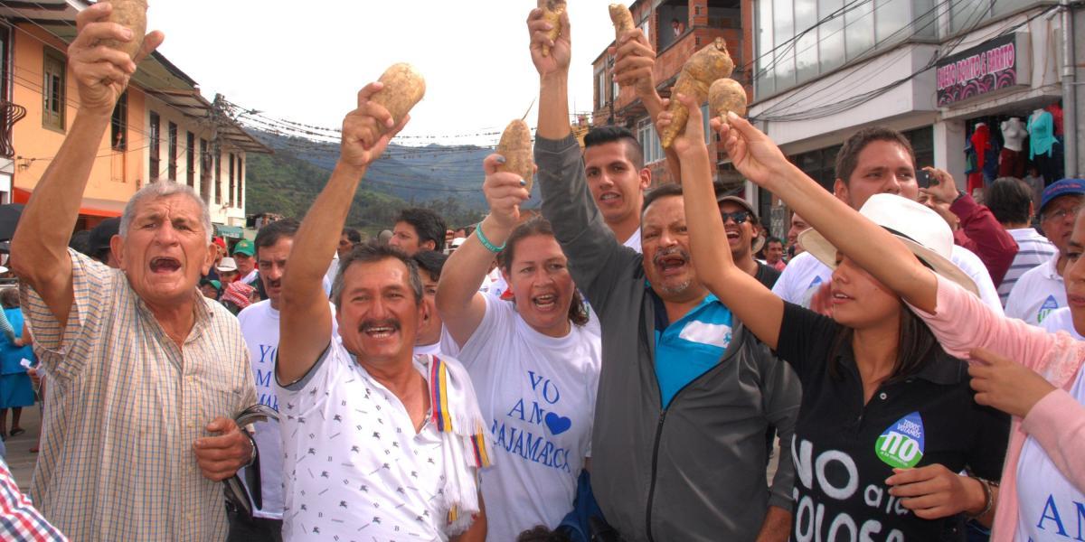 Varios habitantes de Cajamarca (Tolima) se lanzaron a las calles de su población para celebrar el rechazo a la explotación de oro en su territorio.
