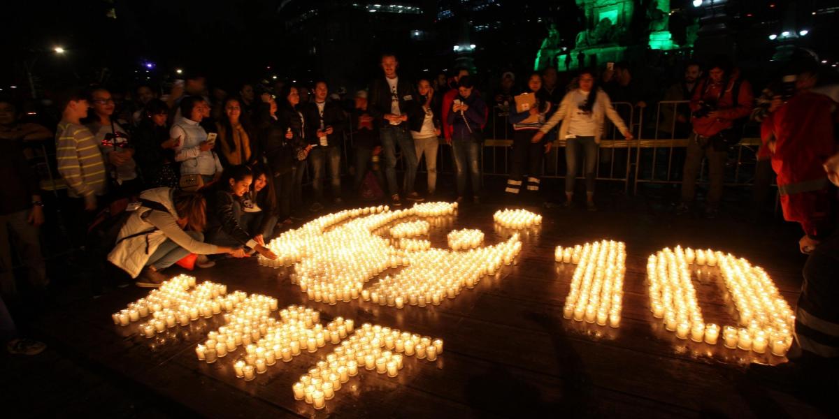 En Ciudad de México hicieron el emblema de la ONG ecologista Fondo Mundial para la Naturaleza (WWF) en velas.
