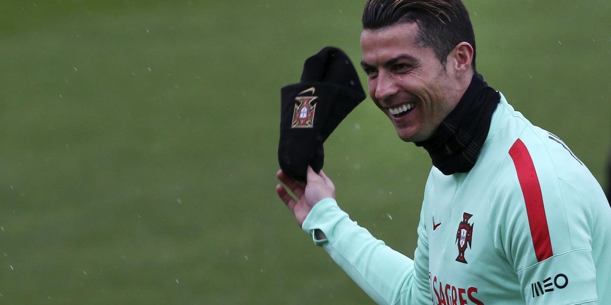 El portugués Cristiano Ronaldo se mantiene al frente de la lista de futbolistas que más dinero ganan por temporada.