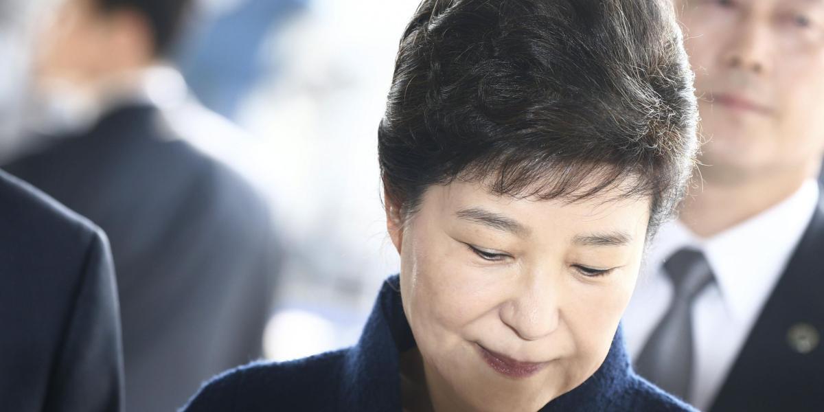 La destituida presidenta de Corea del Sur es investigada por corrupción en el caso de la 'Rasputina', una trama bajo la cual varias empresas habrían dado dinero a fundaciones de una amiga de Park a cambio de beneficios estatales.