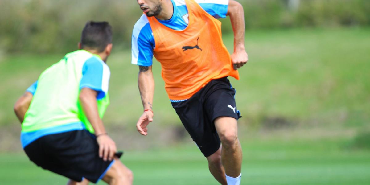 Luis Suárez, tras perderse el partido contra Brasil, reaparece en la eliminatoria y encabezará el ataque de los uruguayos frente a Perú.