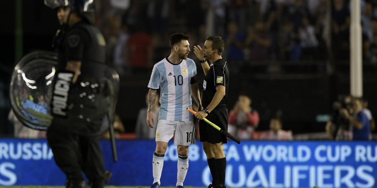 Messi podría ser sancionado por insultar al juez en el partido contra Chile.