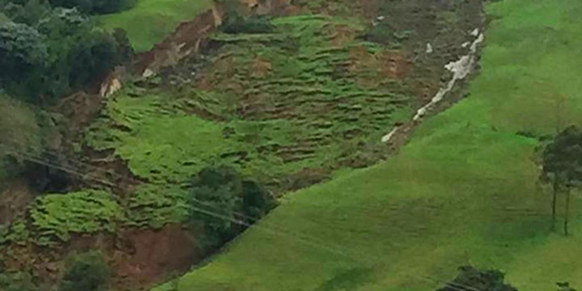 Autoridades monitorean ladera en Aranzazu, Caldas, por riesgo de un deslizamiento que pueda taponar el cauce del río Chamberí.