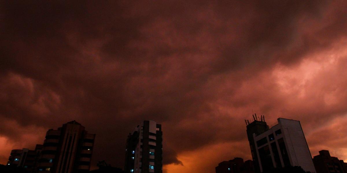 La tarde del 27 de marzo, después de un caluroso día, el cielo de Medellín se tornó rojizo y gris.