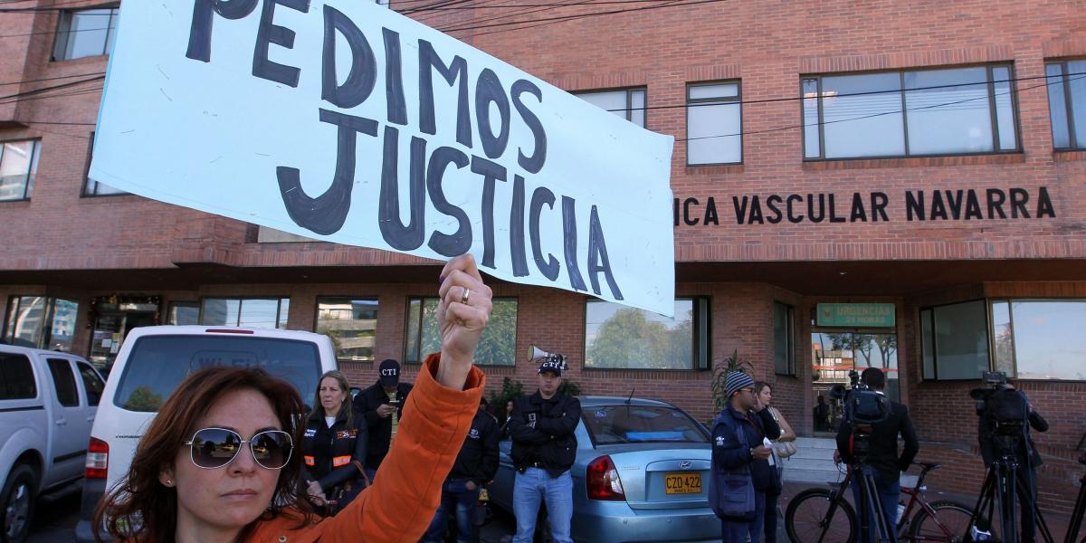 Una mujer pedía castigo para Rafael Uribe Noguera, en diciembre pasado, quien estuvo en la clínica Navarra de Bogotá tras cometer el crimen. Hoy se realizará otro plantón en Paloquemao.