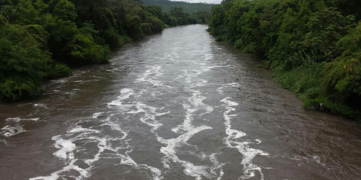 El caudal del río Bogotá a la altura de Tocaima. Pese a las fuertes lluvias y el aumento de sus aguas, el afluente no se ha desbordado ni ha generado ninguna emergencia.